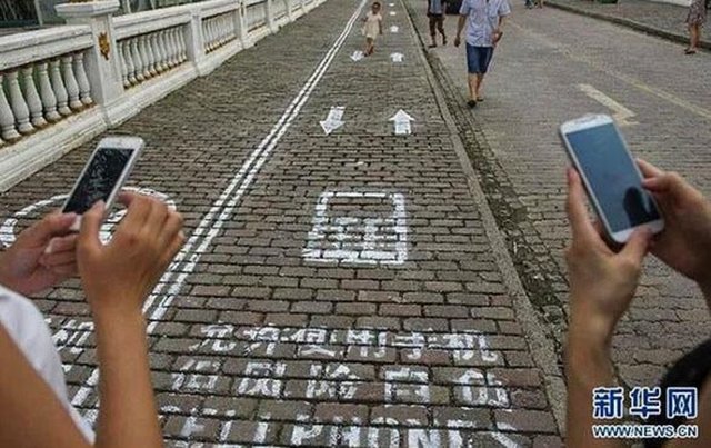 Çin'in Chongqing bölgesinde telefon bağımlılarının güvenli şekilde yürümeleri için özel bir yol tahsis edilmiştir.