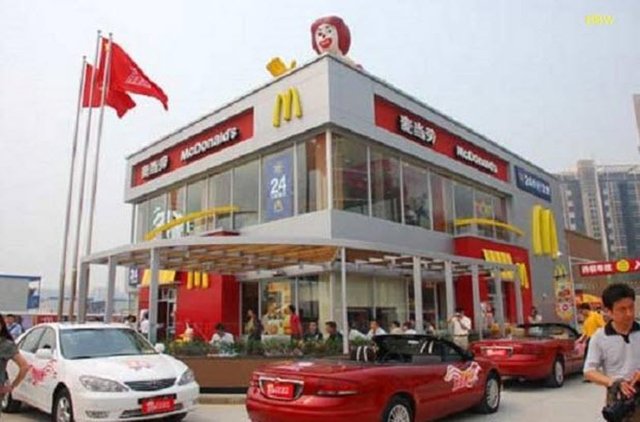Çin'de McDonald's ilk mağazasını açtığında uygulama dünyaya kıyasla oldukça farklıydı. Çinliler araçları başında yiyeceklerini alırken, araçlarını park edip içeri girerek yemeklerini tüketiyordu.