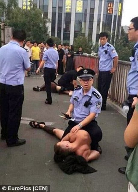 İzinsiz gösteri yapan karizmatik 100 Spartalı'nın karizmasının sonu Pekin Polisi'nin elinden oldu.