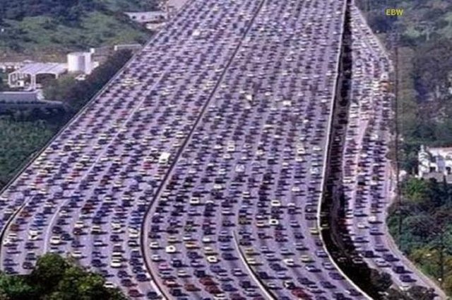 Dünya tarihinde görülmüş en uzun trafik Çin'in Şangay şehrinde görüldü. 12 gün boyunca süren trafiğin uzunluğu 99 kilometreyi bulmuştu