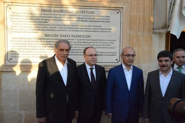 Işık hadisesinin ardından türbe ve çevresinde incelemelerde bulunan Bakan Elvan, İbrahim Hakkı Hazretleri'nin eserlerinin bulunduğu özel müzeyi ziyaret etti. -