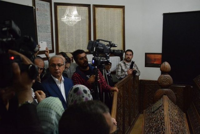 Etkinliğe katılan Ulaştırma, Denizcilik ve Haberleşme Bakanı Lütfi Elvan, AK Parti Genel Başkan Yardımcısı Yasin Aktay, Vali Mustafa Tutulmaz, AK Parti Siirt Milletvekilleri Afif Demirkıran ve Osman Ören de ışık hadisesini türbede izleme imkanı buldu. -