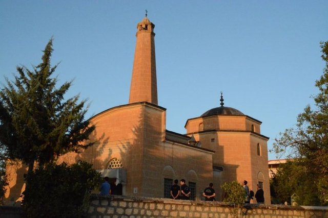 İbrahim Hakkı Hazretleri, Tillo'da hocası İsmail Fakirullah'ın 1734 yılında vefat etmesinin ardından çok üzülmüş ve "Hocamın başucuna doğmayan güneşi neyleyim" diyerek arayış içerisine girmiş.