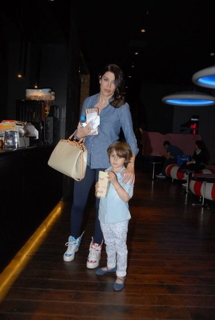 Ben çocuğumu kendi kendime doğurdum aslında. İnanılmaz ilginç bir deneyimdi. Bir de Ayşe doğduğunda hiç ağlamıyordu.