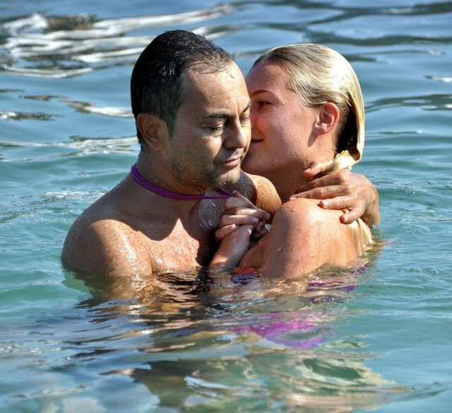 Ortaç'ın öpüşme sahnelerinin olmaması yönündeki isteği ünlü mankenin oyunculuk kariyerine ara verdi.