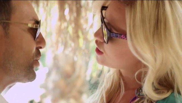 Ünlü şarkıcı daha önce verdiği bir röportajda, karısının öpüşme sahnelerinde rol almsını istemediğini söylemişti.