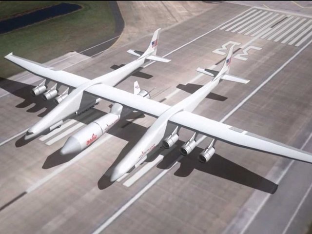 Stratolaunch Stratolaunch bugüne kadar yapılmış en şaşırtıcı uçaklardan biri. 117 metrelik kanat açıklığıyla şimdiye kadar yapılmış en büyük uçaklardan. Henüz yapım aşamasında olan uçak en erken 2016 yılında uçabilecek.