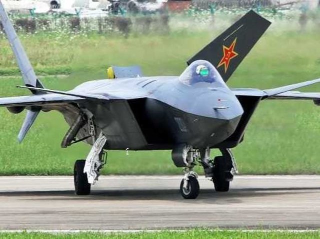 Chengdu J-20 Chengdu J-20 uçağı Çin'in ikinci beşinci nesil savaş uçağı. Üstün özelliklere sahip bu uçak Çin'in dış politikada potansiyel bir oyun kurucu olduğunu ispatladı.