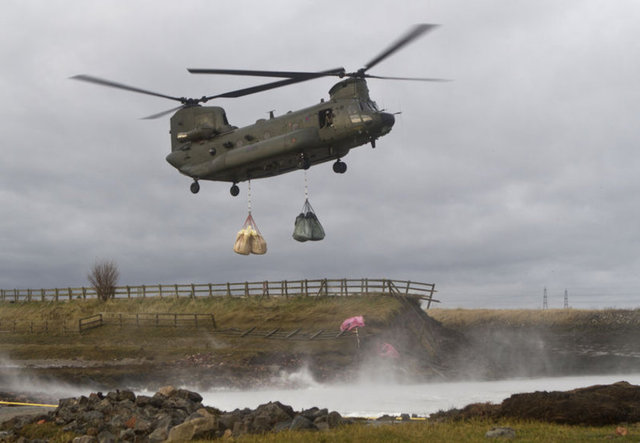 CH-47F Chinook'un altındaki kanca gövdesinin dışında da yük taşıyabilmesini sağlıyor.