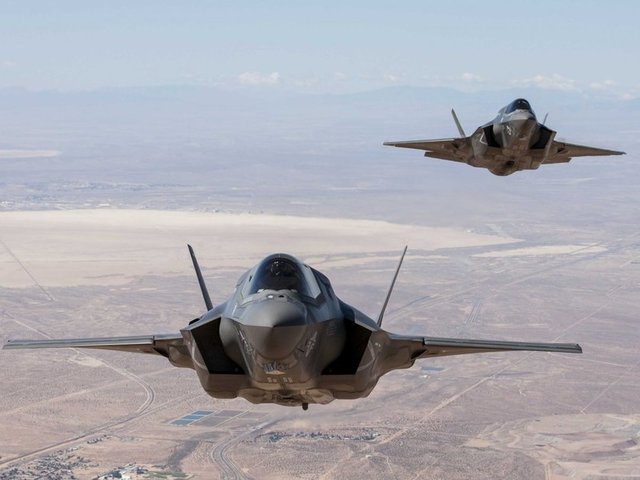 F-35 Lightning II Amerika'nın bombalama ve uçuş yeteneği çok üst seviyede olan F 35B uçağı 15 trilyon dolara mal oldu. İki Uçak 2013 Eylül'ünde California'da deneme uçuşu yaptı..