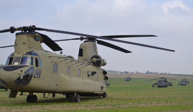 TEK SEFERDE 55 ASKER - CH-47F Chinook, 55 askeri tam teçhizatlı olarak harekât bölgesine nakletme özelliğine sahip.