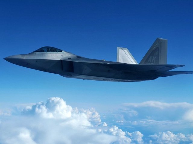 F-22 Raptor Amerika'nın geliştirdiği F22 şimdiye kadar yapılmış en gelişmiş savaş jeti. Tek kişilik olan jetin iki motoru var.