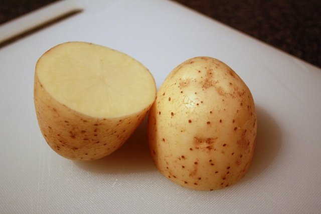 B vitaminlerinden zengin olması, sinir sistemini düzenlemesine yardımı olur. Halsizliğe ve yorgunluğa karşı etkilidir.