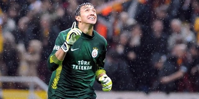 - Nestor Fernando Muslera Micol