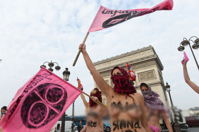 Fransa'nın başkenti Paris'teki Zafer Takı'nın önünde gerçekleştirilen eylemde Femen üyeleri, ellerinde plastik kalaşnikoflarla ve yüzleri örtülü şekilde eylem yaptı.