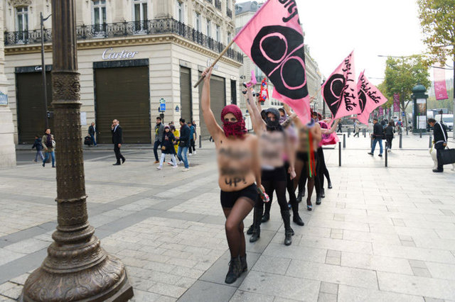 Eylemciler, çıplak vücutlarına da "Kafirler direniyor", "Kafirler ayağa kalkıyor" ve "Kafirler savaşıyor" diye yazdı.