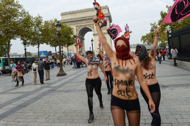 Basına konuşan Femen üyelerinden biri, IŞİD tarafından tehdit edilen ABD'lilere ve Fransızlara seslenerek, "IŞİD'in düşüncelerine karşı düşmanlığınızı gösterin" dedi.