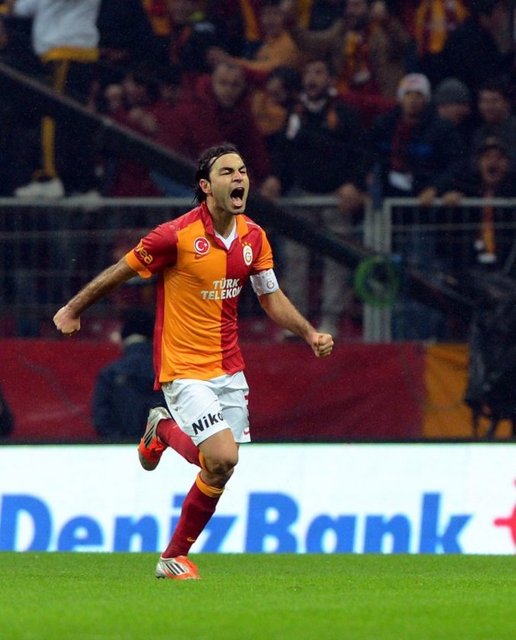 Yine bordo mavili ekipten Selçuk İnan...  -