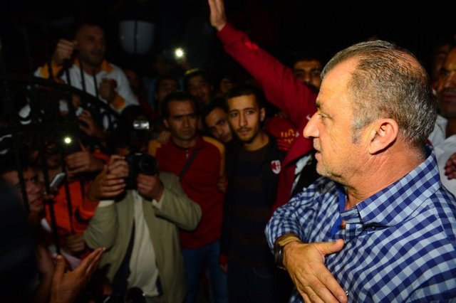 Galatasaray başkanı, teknik direktör Terim ile yaşadığı anlaşmazlık sonrası tecrübeli teknik adam ile yolları ayırdı. Ancak akıllarda ayrılık biçimi kaldı...  -