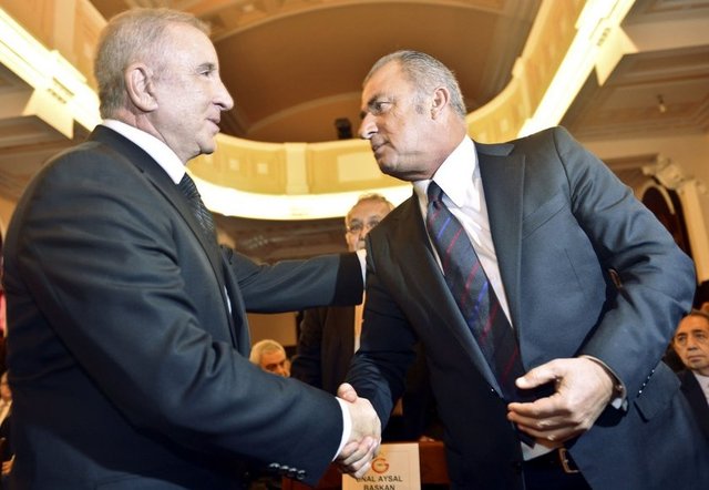 Ünal Aysal, ilk iş olarak sarı kırmızılılara 4 lig, 2 Türkiye Kupası ve UEFA Kupası'nı kazandıran teknik direktör Fatih Terim'i futbol takımının başına geçirdi.