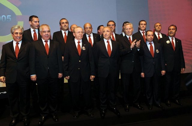Aysal döneminin ilk çatırdamaları yönetimde yaşandı... 2012-13 sezonunun tamamlanmasının ardından Galatasaray yönetiminde ayrılıklar gündeme geldi.