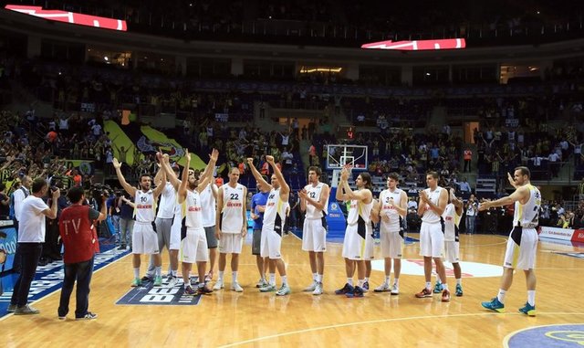 Başkan Ünal Aysal ve yönetimi Türkiye Basketbol Federasyonu'nun Fenerbahçe Ülker'e seyircisiz oynama cezası vermemesi üzerine sahaya çıkmama kararı aldı. Camia genel olarak kararı onaylasa da Aysal'ın bu hamlesi muhalefetten tepki gördü.