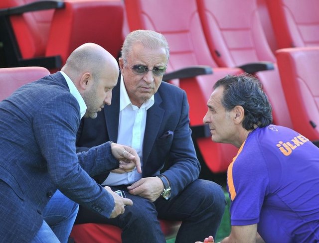 Prandelli'ye emanet edilen futbol takımı Süper Kupa'yı Fenerbahçe'ye kaptırdı, Süper Lig'e ve Şampiyonlar Ligi'ne de puan kayıplarıyla başladı.