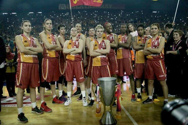 Kadın basketbolunda tarihinin en başarılı sezonlarından birini yaşayan Galatasaray, ulusal ve uluslararası alanda 3 şampiyonluk yaşarken, hepsinde ezeli rakibi Fenerbahçe'yi saf dışı bıraktı.