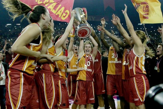 Bununla da yetinmeyen Galatasaraylı kadın basketbolcular, Kadınlar Basketbol Ligi final serisinde Fenerbahçe'yi 3-2 ile geride bırakıp 13 sezonluk şampiyonluk hasretine son verdi.