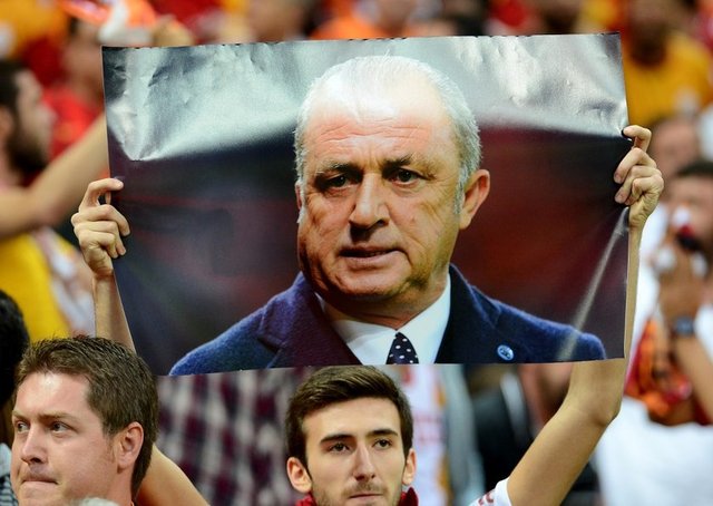 Galatasasaray taraftarı uzun süre Ünal Aysal ve yönetim aleyhine protestolarda bulundu.  -