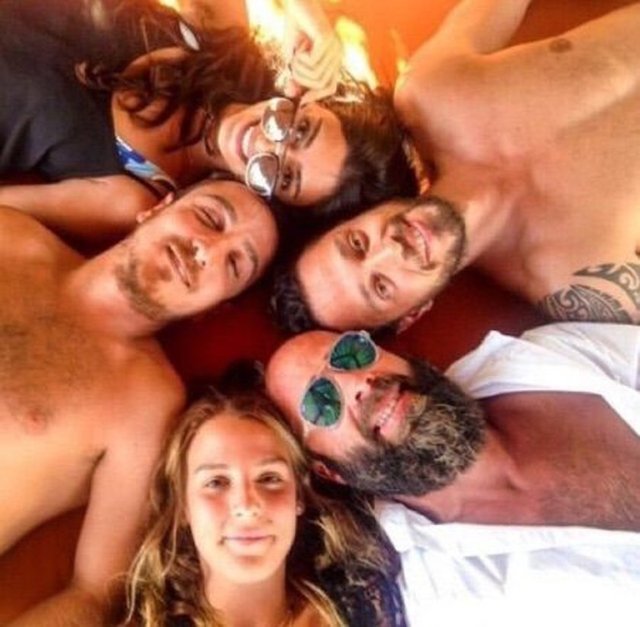 Sosyetenin en güzel kızlarından 20 yaşındaki Aslışah Alkoçlar, yapımcı Esat Yontuç'la aşk yaşıyor. İlişkiye karşı çıkan ailesi, Alkoçlar'ı apar topar Londra'ya gönderdi. Yontuç da sevgilisinin peşinden İngiltere'ye gitti