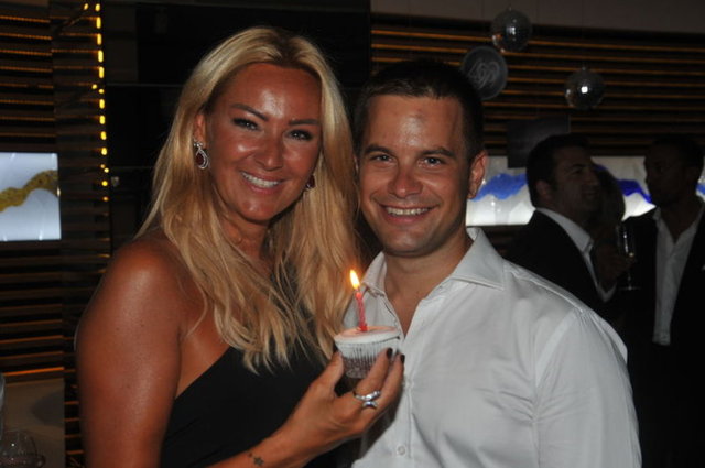 Yağmur artık eskisi gibi elini-kolunu sallayarak sokakta dolaşamıyor. Böyle bir özgürlüğü kalmadı. Son derece kısıtlı yaşıyor, birçok programını son anda değiştiriyor. Bir zamanlar baba-kız yaptıkları birçok geziyi, programı iptal etti.