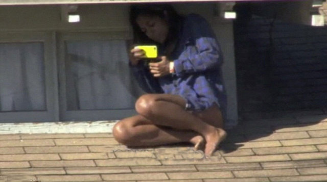 Thompson, fotoğrafları Twitter hesabından paylaşırken kısa sürede eve gelen polis bir merdiven yardımıyla Rivera'yı çatıdan indirdi.