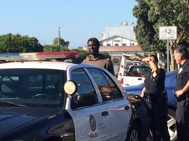 Daha sonra eve izinsiz giren Hicks'i de yakalayarak gözaltına aldı.