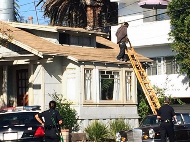 Thompson'ın çektiği fotoğraflarda daha sonradan kimliği Christian Hicks olduğu öğrenilen adam, Rivera'nın hemen arkasında görünüyor.