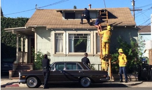 29 yaşındaki Melora, çareyi yarı çıplak iki katlı evin çatısına çıkıp burada gizlenmekte buldu.