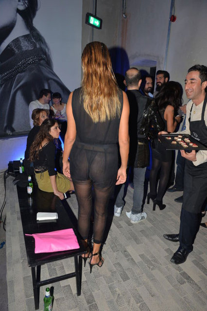 Vücut hatları ve iç çamaşırı görünen ünlü manken cesaretiyle şaşırttı.