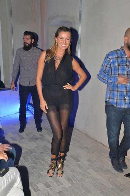 Uzun  süredir ortalarda görünmeyen eski manken Tuğba Özay, ortaya bir çıktı pir çıktı.