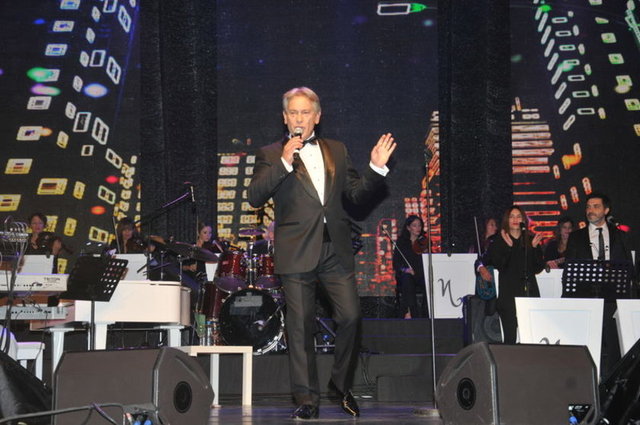 'New York, New York' parçasıyla sahneye çıkan Neco, özel repertuvarının yanı sıra, anılarıyla da seyirciye keyifli anlar yaşattı.