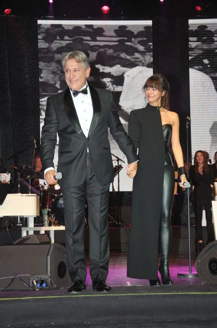 Birlikte performanslarını sergileyen baba-kız şarkı sonrası sarılarak duygu dolu anlar yaşayıp ağladı.