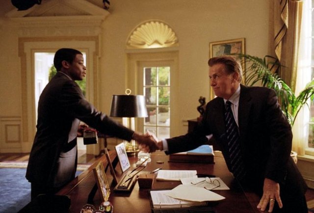 The West Wing -  - Bazı bölümlerindeki aptallıklar ise, gözden kaçmıyor.