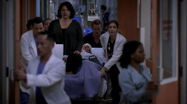 Grey's Anatomy - Daha önce yapılan dizilerden farkı yok.