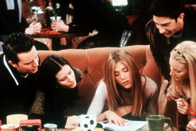 Friends - İlk bölümleriyle Washington Post'un ağır eleştirilerine maruz kalan dizi, 10 sezon boyunca yayında kaldı ve hatırı sayılır bir seyirci kitlesine sahip oldu.