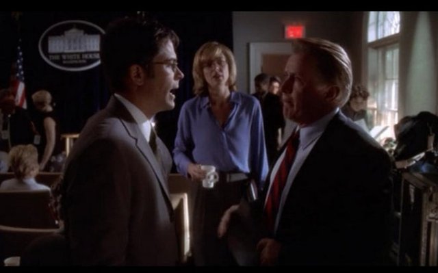The West Wing - Dizinin çok başarılı bir oyuncu kadrosu var. Çok iyi oyunculara sahip olmasına rağmen dizi eğlendirici değil.