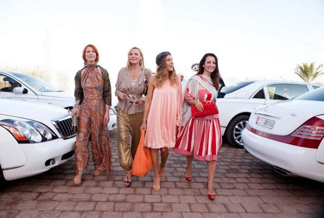 Sex and the City - Dizinin ilk bölümleri hakkında yorum yapan çoğu yazar, oyunculuğu ve senaryoyu beğenmemişti.