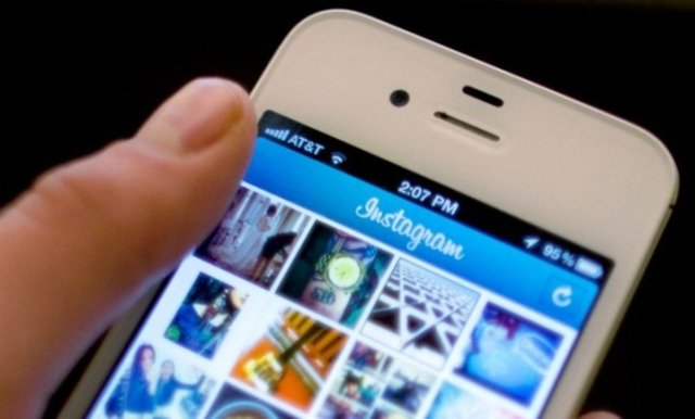 2- Instagram ve Twitter'da kimleri takip ettiğini kontrol edin. Böylelikle hoşlandığı ve ilgi duyduğu şeyleri de tahmin edebilirsiniz.