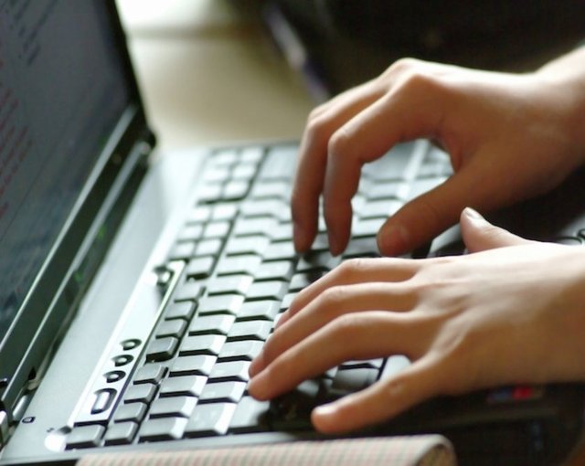 3- Sevgilinizin adını Google'da aratın. Bu, düşündüğünüzden çok daha yaygın bir davranış. Eğer sevgiliniz toplumsal imajını önemseyen biriyse, karşınıza çıkan şeyleri de muhtemelen biliyor olacaktır.