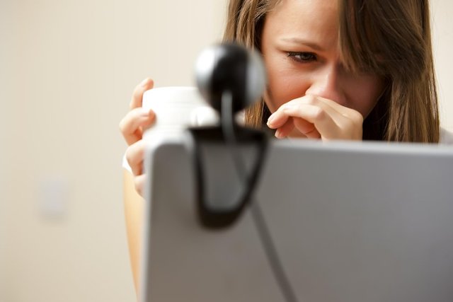 4- Elbette her kadın erkeğinin kendinden önce kimlerle birlikte olduğunu merak eder. Ama bunu Facebook üzerinden gizli gizli takip ederek yapmaya kalkmayın!