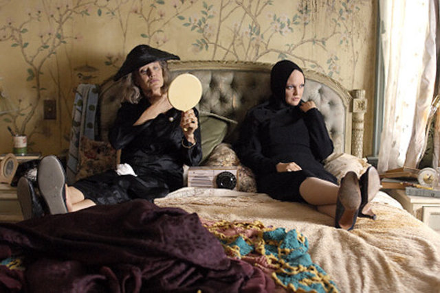 'Büyük Edie' ve 'Küçük Edie' olarak anılan anne kız Büyük Edie'nin kocasının aileyi terk etmesinden sonra invizaya çekilerek beraber sefalet içinde yaşamaya başlıyor.