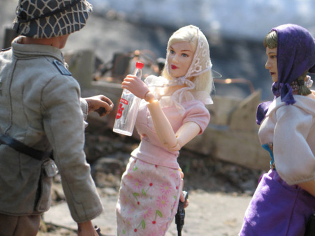 New York sanat dünyasından kendi dünyası Marwencol'un fotoğraflarından bir sergi açması için çağrı geldiğinde saldırıdan beri saklandığı fantazi dünyasından kopup gerçek dünyaya geri dinmekte zorluk çekiyor.